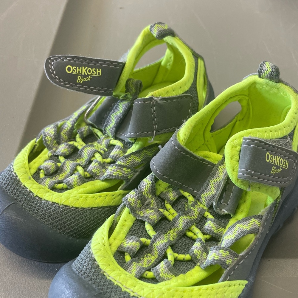 Osh kosh boys sandal size 6 like green and gray. Used but in good condition.